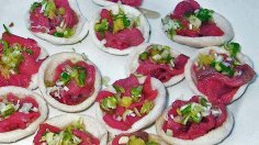 kroepoek met carpaccio vinaigrette en wat gember